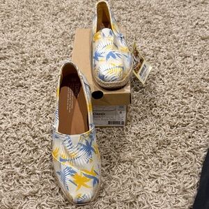 TOMS Classic Palm Print Canvas Slip-Ons. New with tags. Size 8